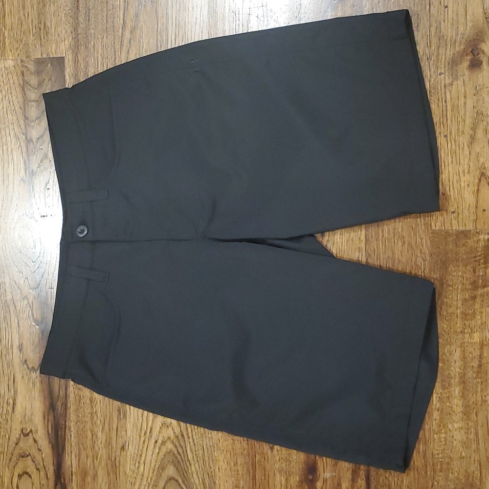 Womens Under Armour Heatgear black shorts size 32